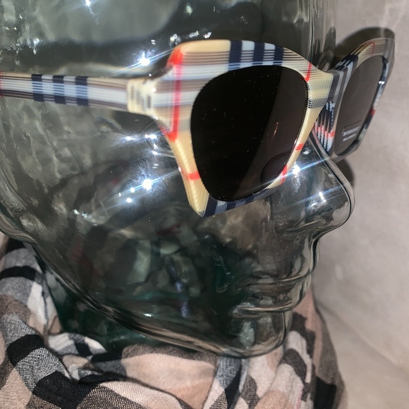 Authentic Burberry Nova Check Women Sunglasses - Picture 2 of 8